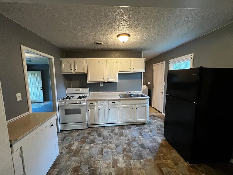 670 N 9th Ave — Photo 1
