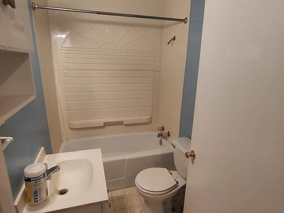3rd image of 604 W College St