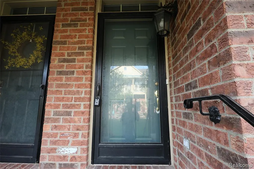 3 bed, 2.0 bath, 1641 sqft, $2,400 — Photo 4