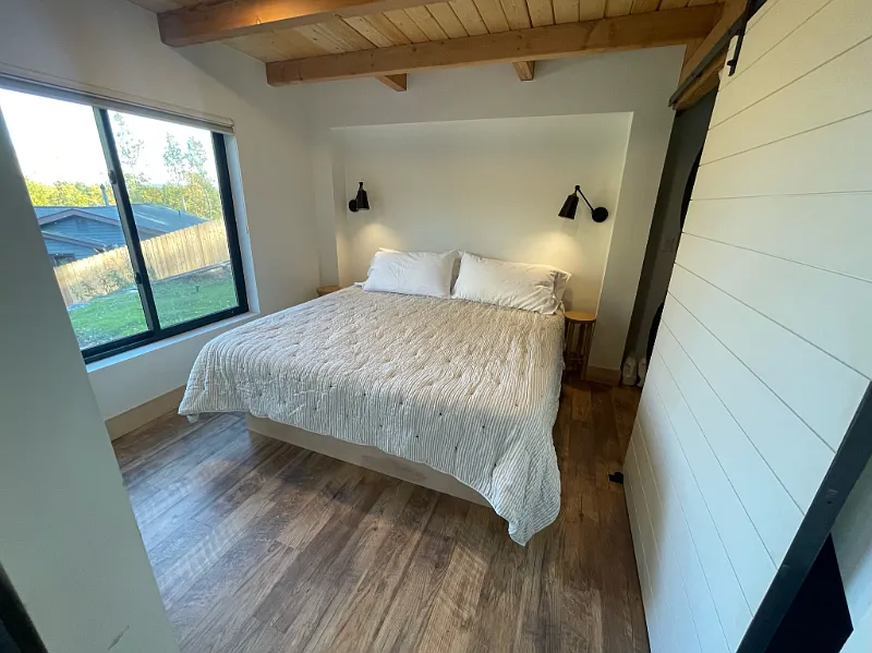 Modern Newly Built 2 Bedroom Home Fully Furnished — Photo 3