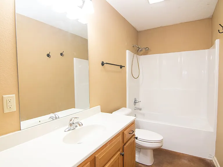 225-SHJ-PKWY-PEYTON-PLACE-bathroom1_03252025