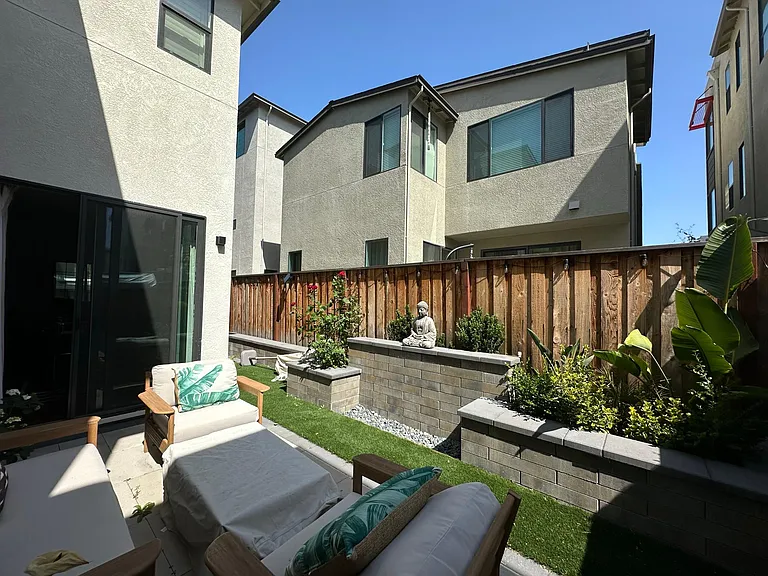 Backyard (1st floor)