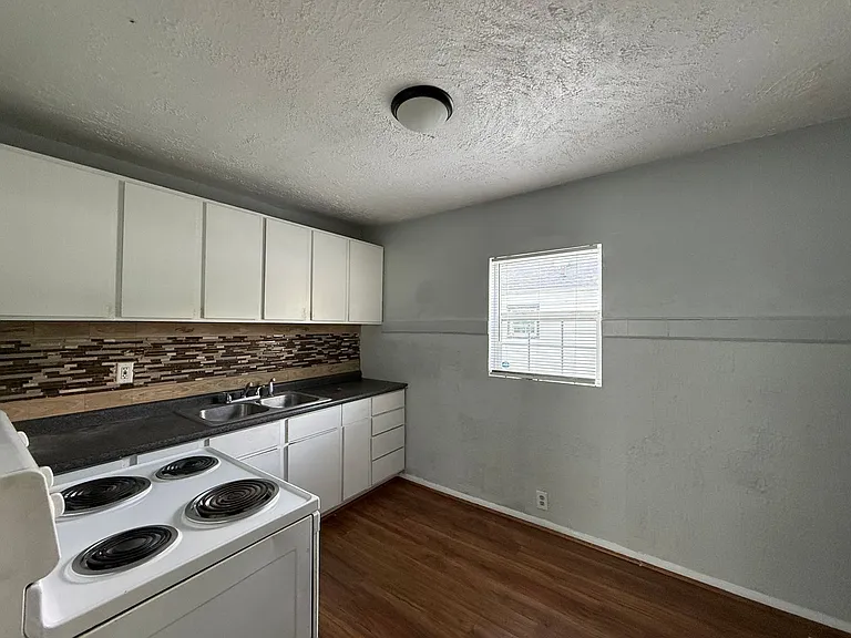 3236 Nicholas Ave — Photo 8