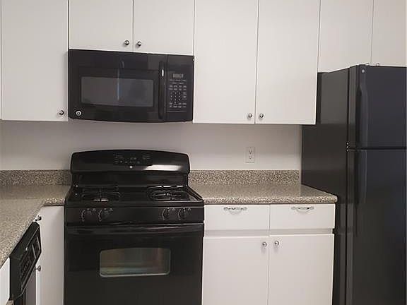 3rd image of 588 Louisiana Ave #1