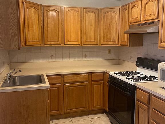 2nd image of 455 Castle Hill Ave