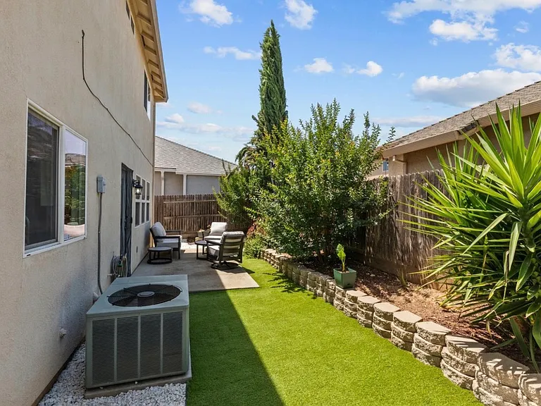 McDaniel Cir — Photo 10