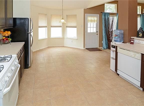 5th image of 7108 Chaucer Dr