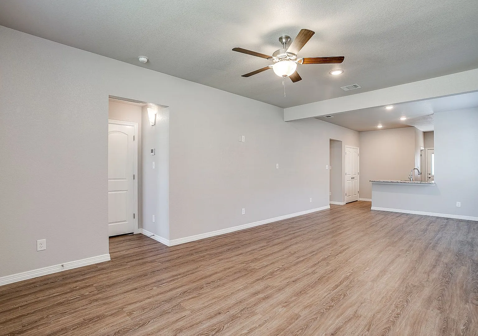 Beautiful home located on corner lot — Photo 3