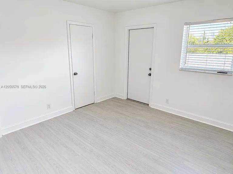 749 SE 15th St #7 — Photo 5