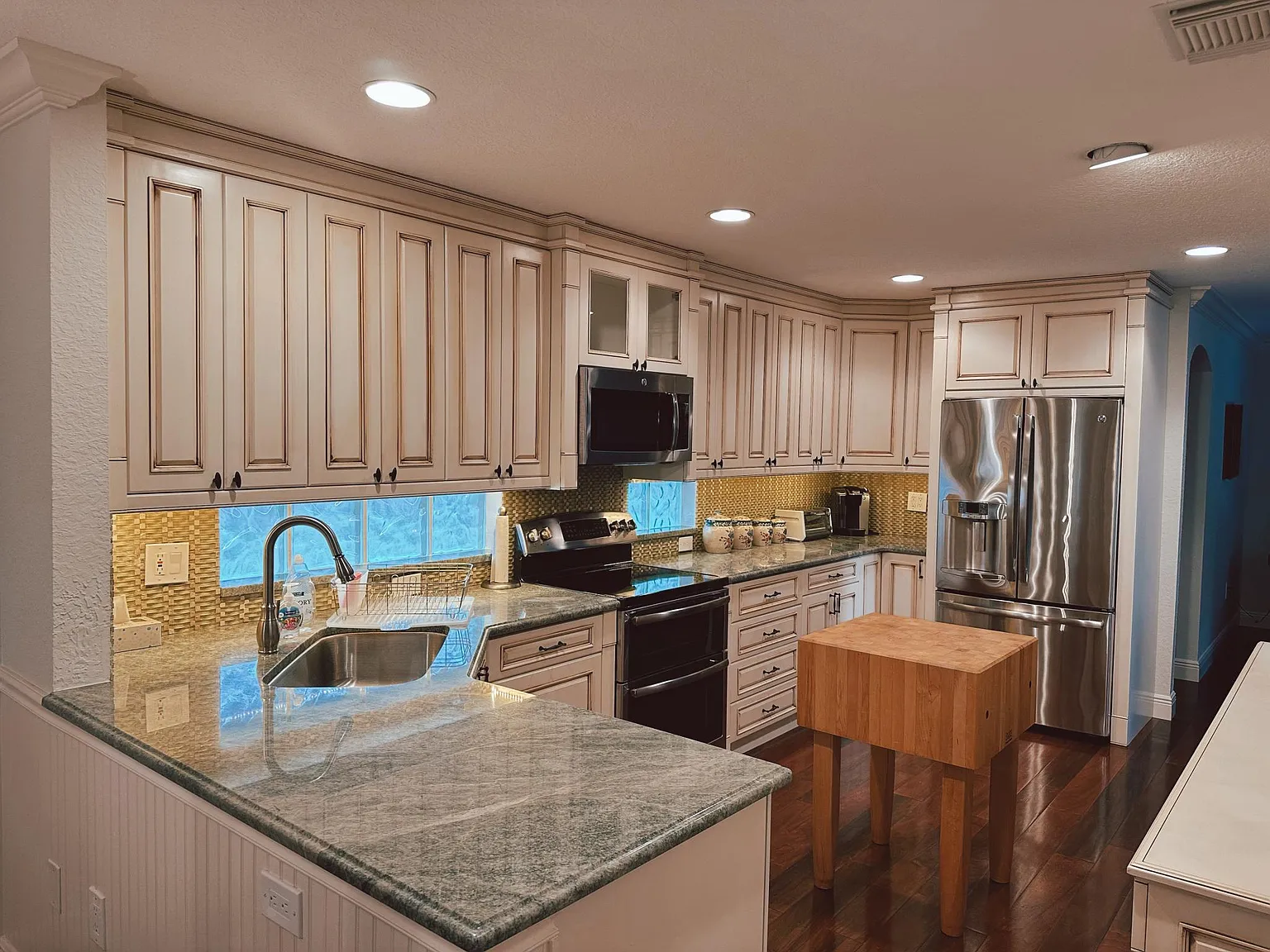 4 bed, 2300 sqft, $5,500 — Photo 3