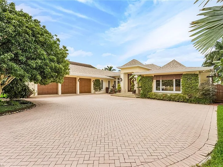 950 Galleon Dr — Photo 2
