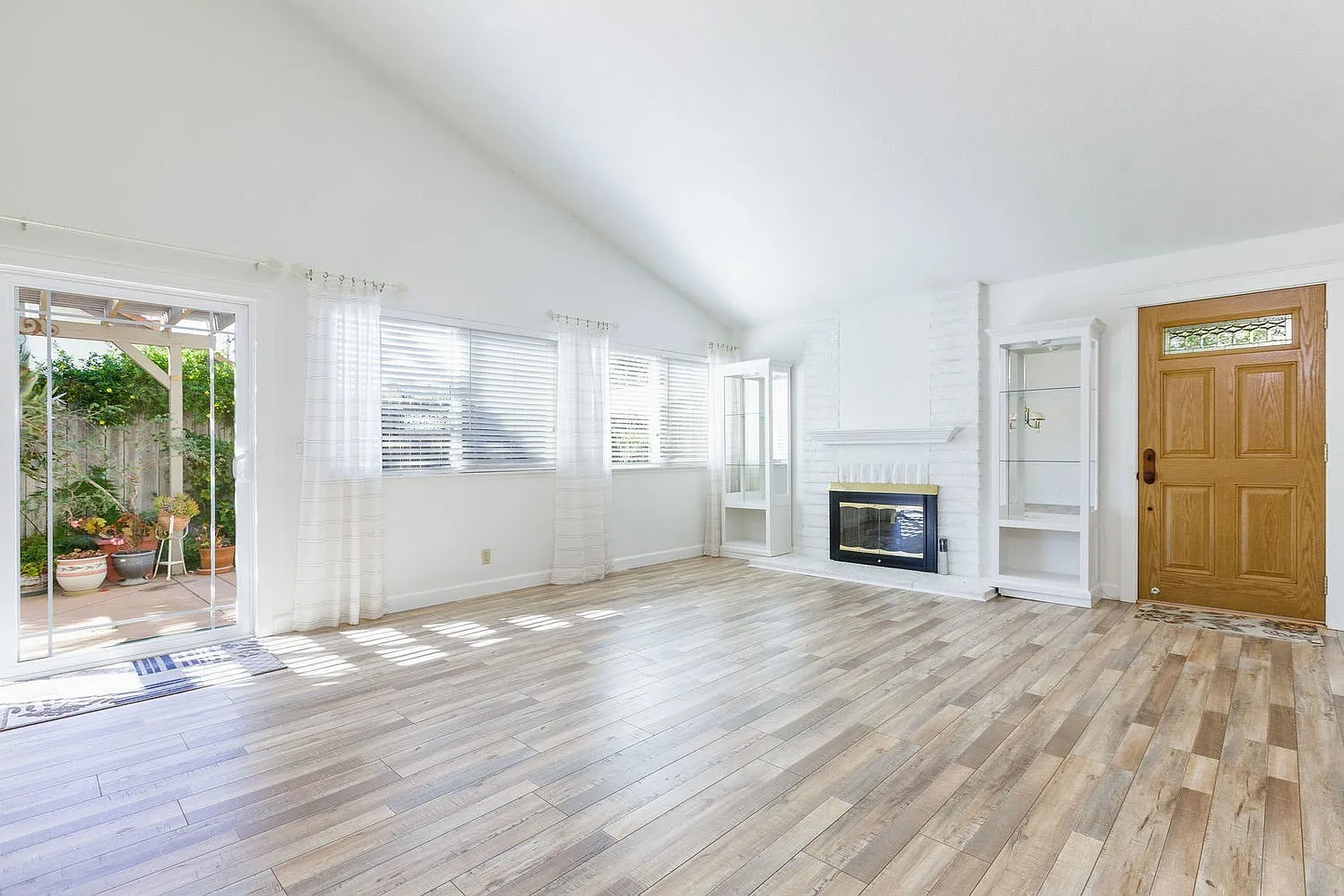 Bright and Open Floorplan! — Photo 2