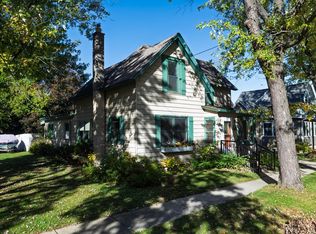 221 Evergreen St, Dousman, WI 53118