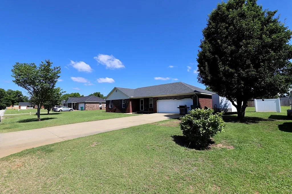 3 bed, 2.0 bath, 1444 sqft, $1,600 — Photo 4