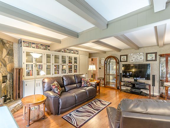 2nd image of 3811 Windwood Cres