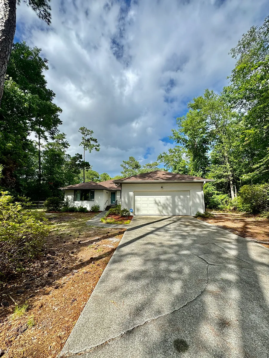 Building Photo - 303 Long Leaf Dr