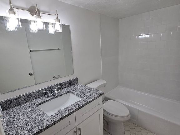 5th image of 516 12th Ave NE APT 3
