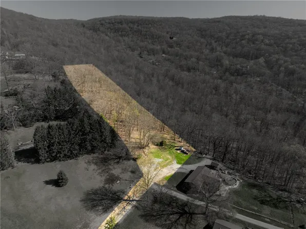 221 Malvina Ln, Latrobe, PA 15650