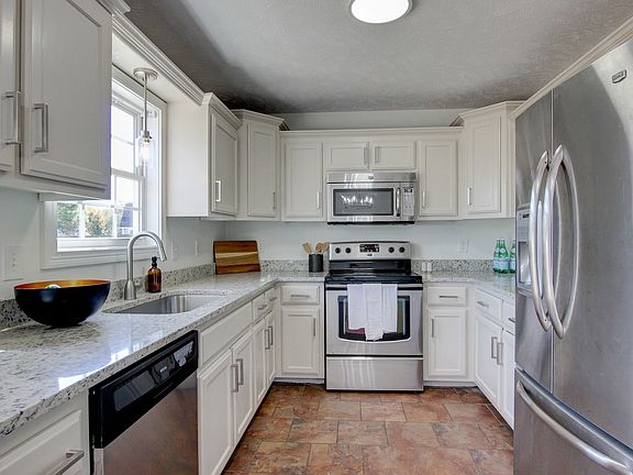 3rd image of 1041 Freedom Dr