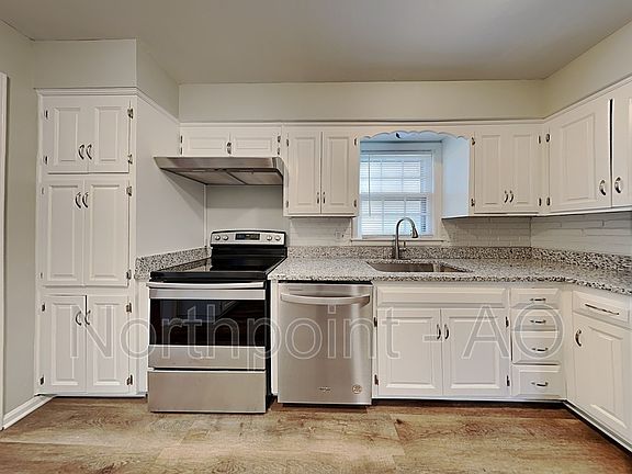 3rd image of 9351 Russell St