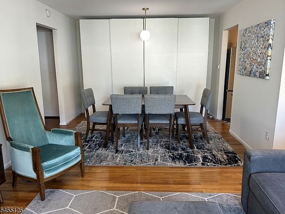 5th image of 348 Hoover Ave #90