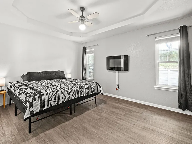 2210 Barry Dr — Photo 12