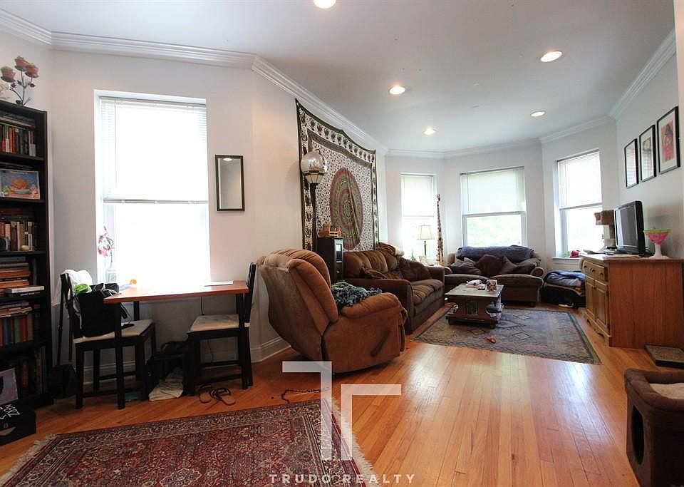 1st image of 1142 W Wellington Ave