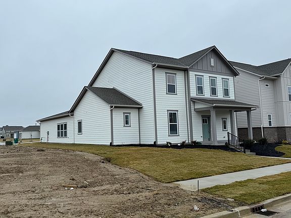2nd image of 336 Lincoln Cir W