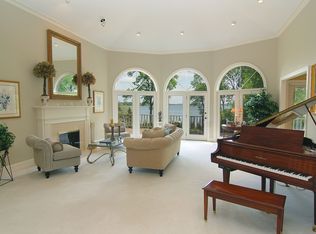 2054 Shoreline Dr, Wayzata, MN 55391