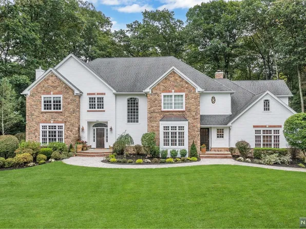 281 Woodside Ave, Franklin Lakes, NJ 07417