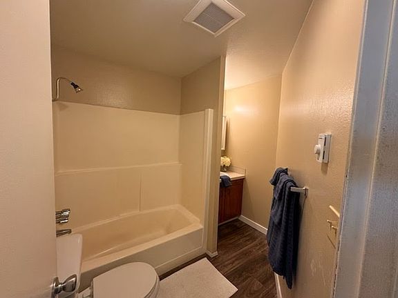 5th image of 2609 Alderwood Ave