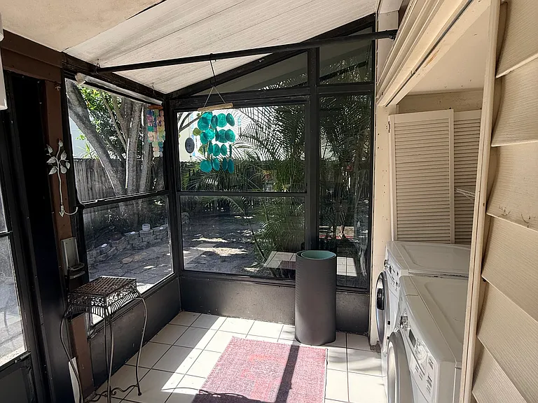 727 Bay St — Photo 13