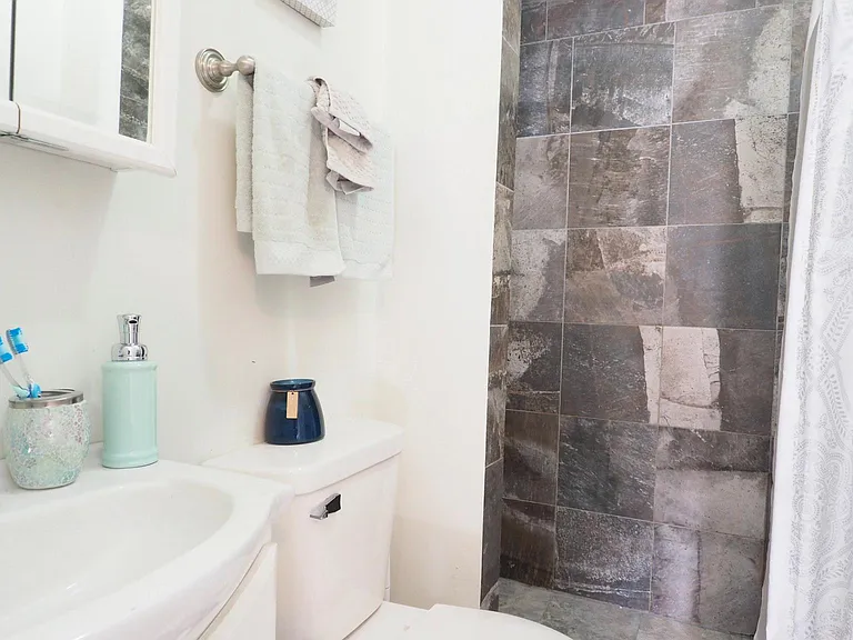 2115 W Wellington Ave #1R — Photo 11