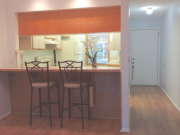 Entrance & kitchen.