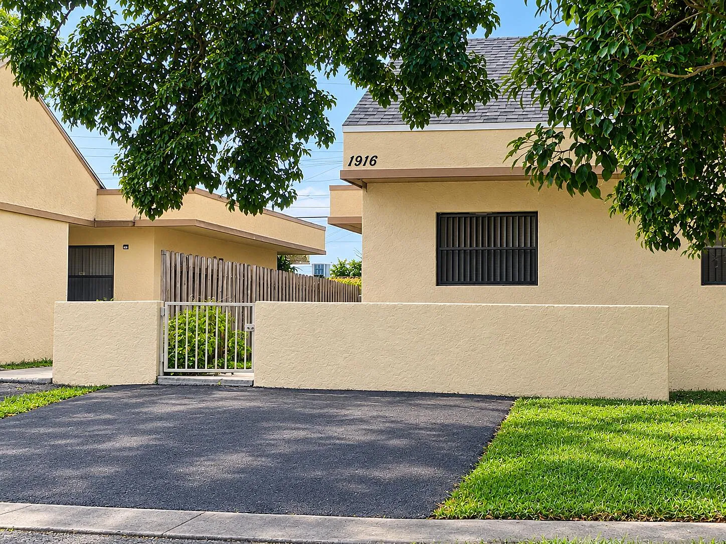 3 bed, 2.0 bath, 2660 sqft, $2,850 — Photo 2