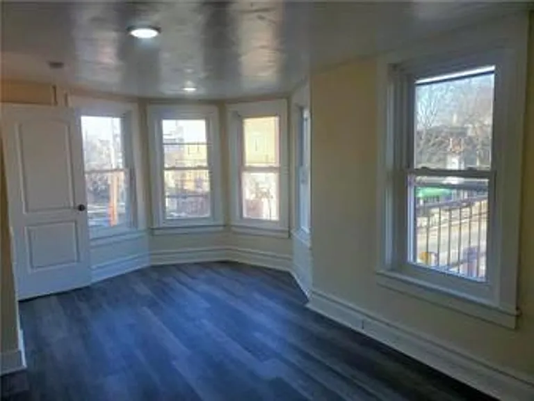349 N 7th St — Photo 15