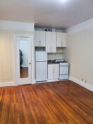 4th image of 427 W 51st St APT 4D