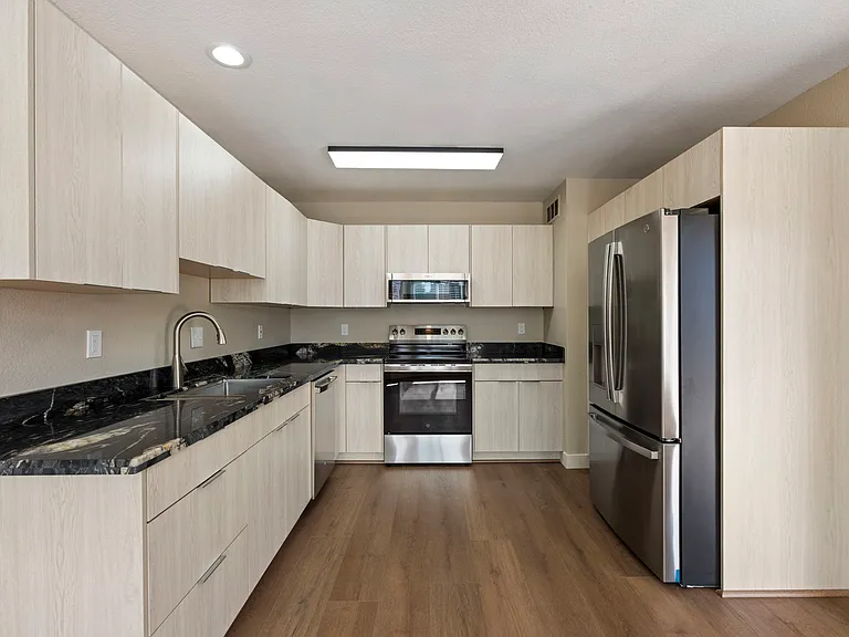 1811 S 39th St #23 — Photo 10