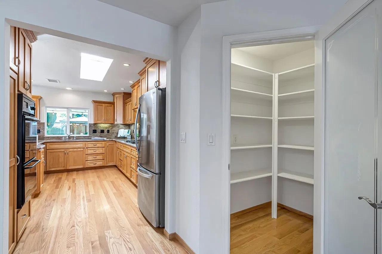 4 bed, 2272 sqft, $6,300 — Photo 4