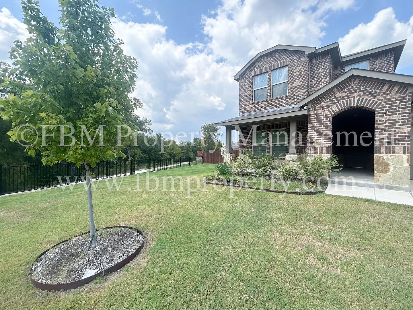 935 Keystone Ct - Beautiful 4 Bedroom, 3 Bathroom Home in Ferris, TX! — Photo 3