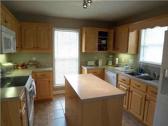5th image of 551 Wooten St