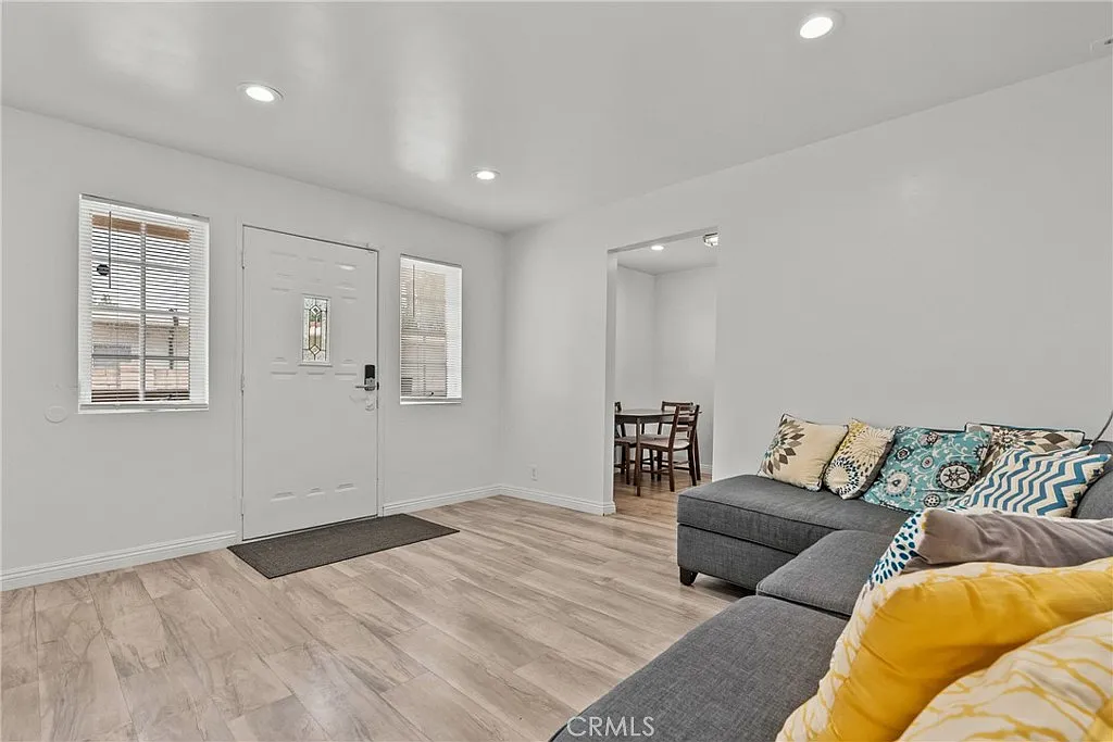 2 bed, 800 sqft, $3,000 — Photo 2