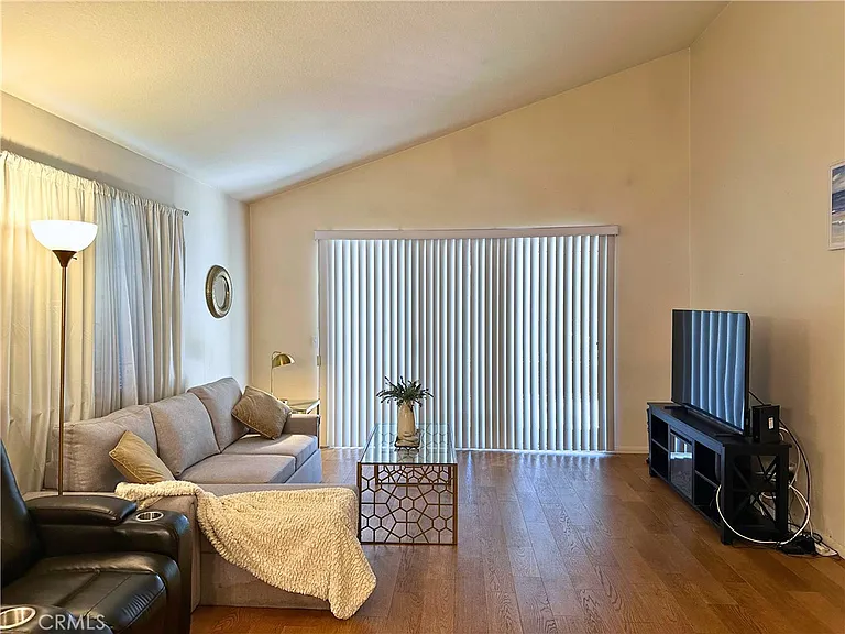 19051 Primrose Ln — Photo 2
