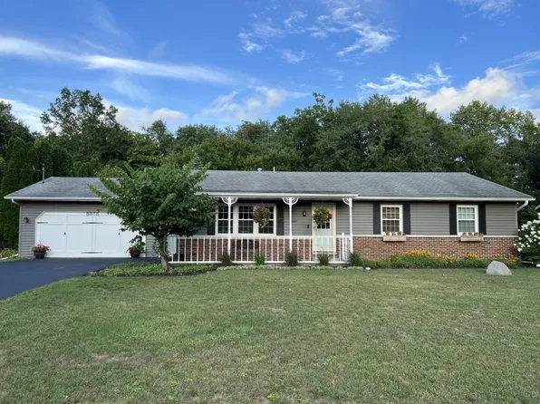 8868 Luann Dr E, Demotte, IN 46310