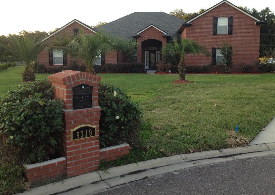 Front of home w/Brick Mailbox