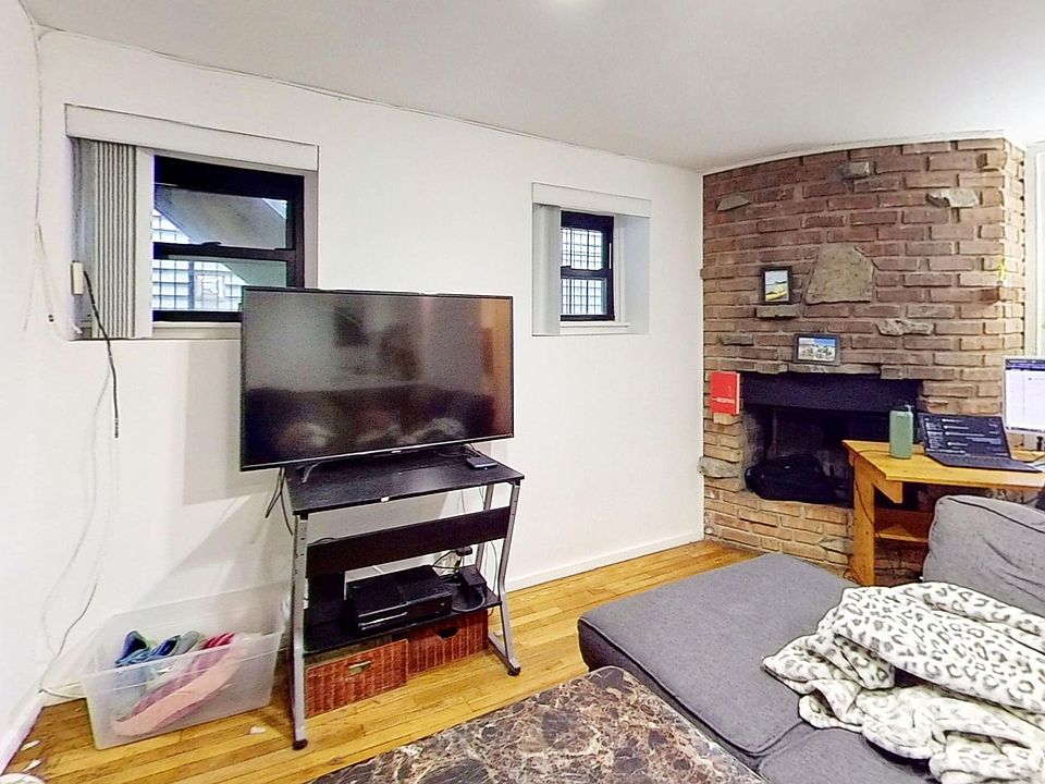 1st image of 910 W Wrightwood Ave #F