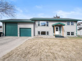 104 13th St NW, Mandan, ND 58554