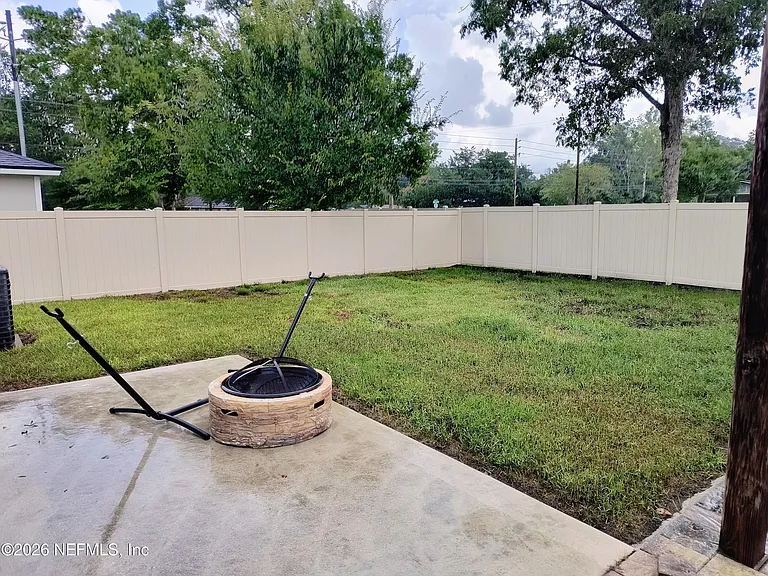 1211 Sarahs Landing Dr — Photo 17