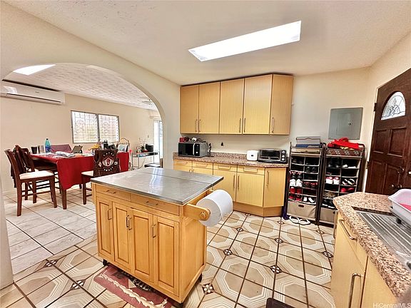 2nd image of 1843B Liliha St