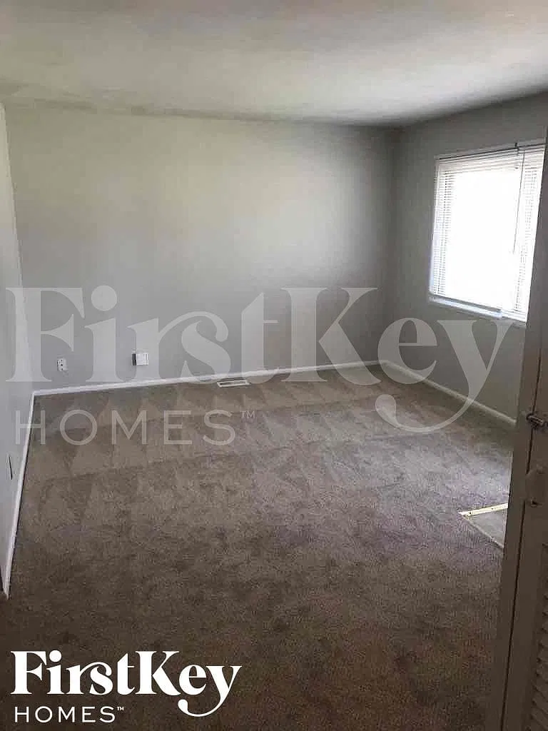 3 bed, 1.0 bath, 925 sqft, $1,545 — Photo 2